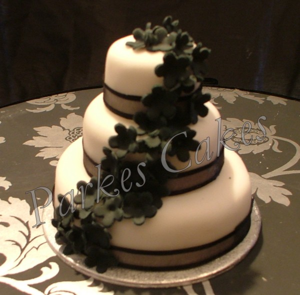 b&w mini 3 tier.2jpg (600 x 589)